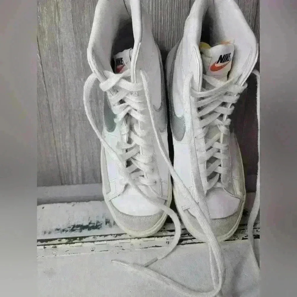 Nike Womens Blazer Mid '77 Sneakers Sz 10 Shoes CZ1055-112 White Silver Swoosh.
